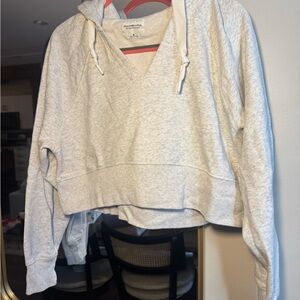 Abercrombie & Fitch Light Heather Gray Cropped V‑Neck Hoodie